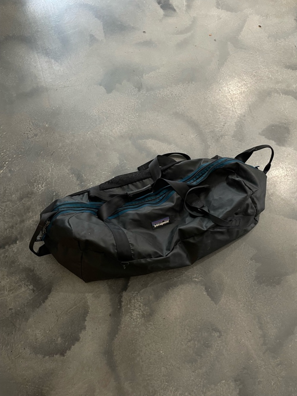 Vintage Patagonia Black Hole Duffle 2000s Made in USA 30”x13”x9”
(Abr 026)